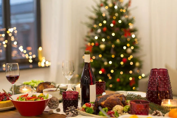 Essen und Trinken auf dem Weihnachtstisch zu Hause — Stockfoto