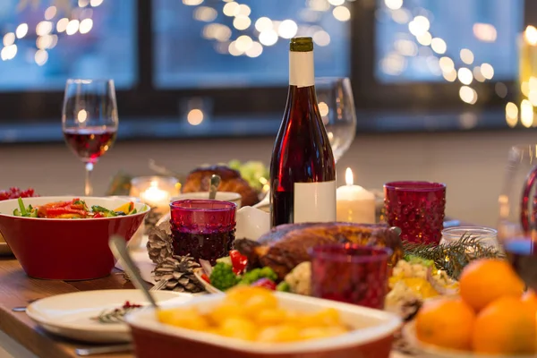 Alimentos e bebidas na mesa de Natal em casa — Fotografia de Stock