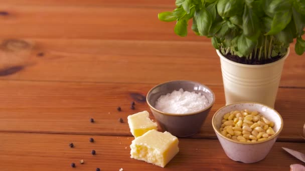 Ingrédients pour sauce pesto basilic sur table en bois — Video