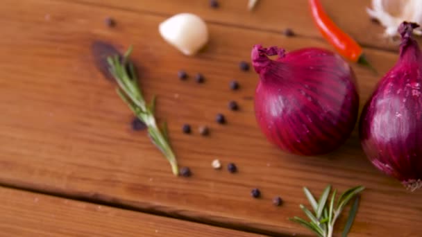 Soğan, sarımsak, biber ve biberiye masada — Stok video