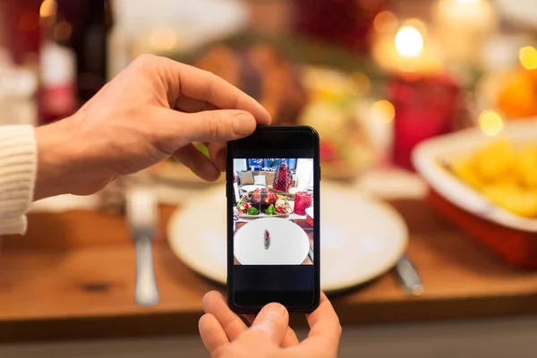 Händer fotografera mat vid jul middag — Stockfoto