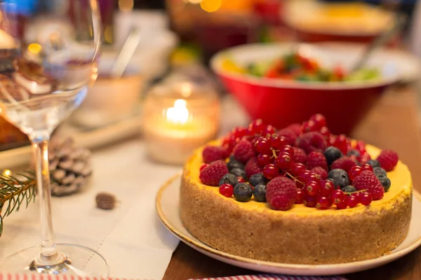 Primer plano de la torta y otros alimentos en la mesa de Navidad — Foto de Stock