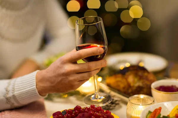 Detail člověka pití červeného vína na Vánoce — Stock fotografie