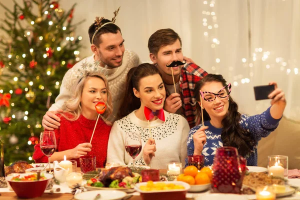 Vänner som tar selfie vid jul middag — Stockfoto