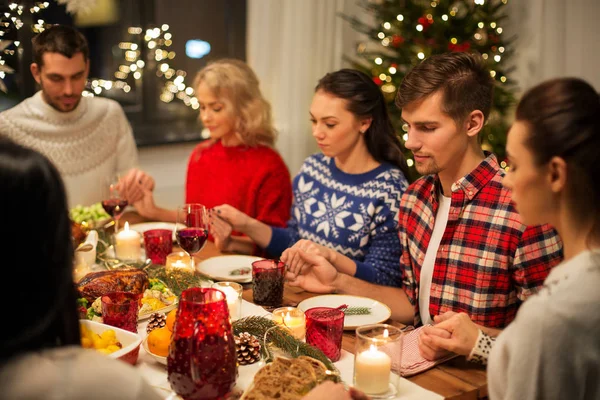 Друзья дома рождественский ужин и молитвы — стоковое фото