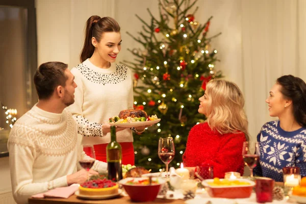 Amigos felizes ter jantar de Natal em casa — Fotografia de Stock