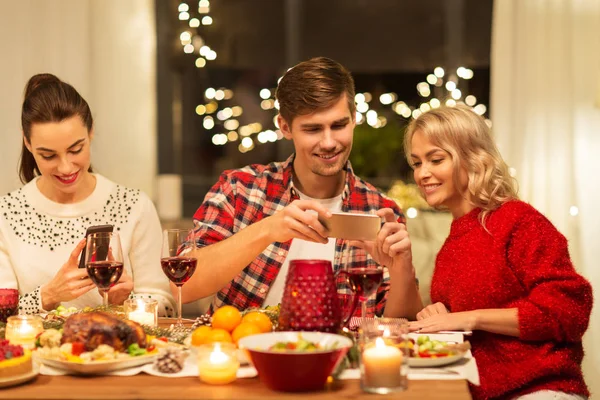 Mutlu arkadaşlar evde Noel yemeği yiyor. — Stok fotoğraf