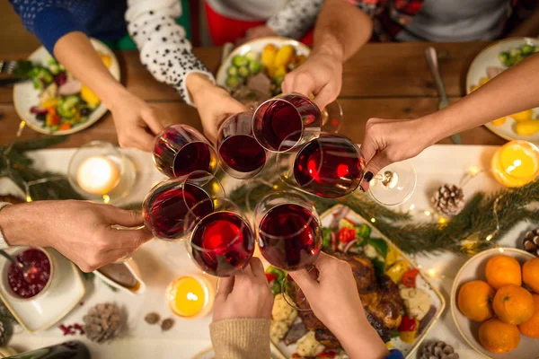 Gros plan d'amis avec du vin célébrer Noël — Photo