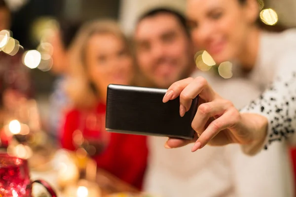 Närbild av vänner som tar selfie på jul — Stockfoto