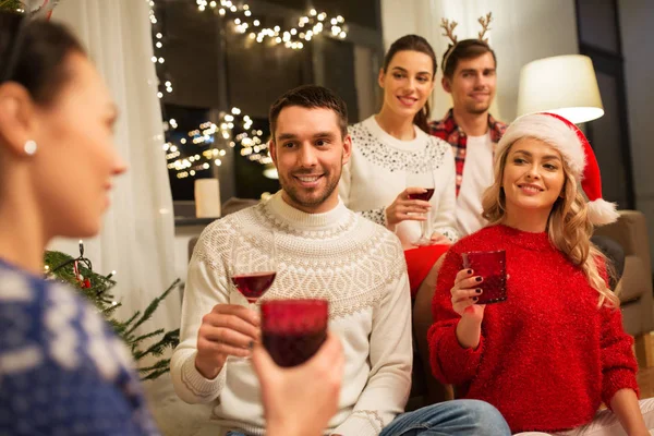 Φίλοι γιορτάζουν τα Χριστούγεννα και πίνουν κρασί — Φωτογραφία Αρχείου