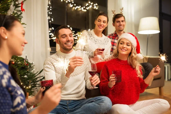 Amis célébrant Noël et boire du vin — Photo