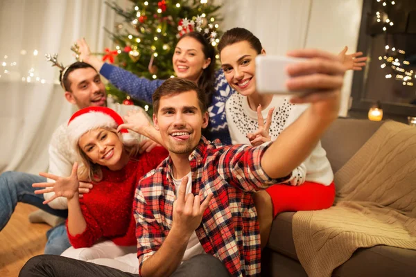 Vänner firar jul och tar selfie — Stockfoto