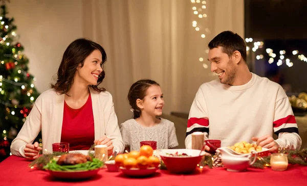 Família feliz ter jantar de Natal em casa — Fotografia de Stock