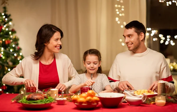 Gelukkig gezin hebben kerstdiner thuis — Stockfoto