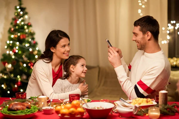 크리스마스 저녁 식사에 행복 한 가족 복용 그림 — 스톡 사진