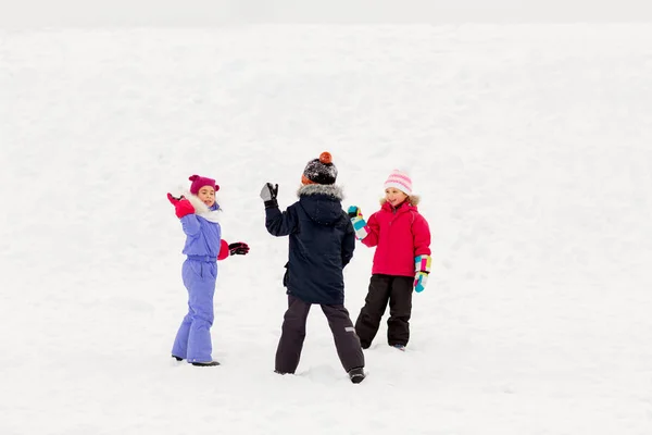 Crianças pequenas felizes jogando ao ar livre no inverno — Fotografia de Stock