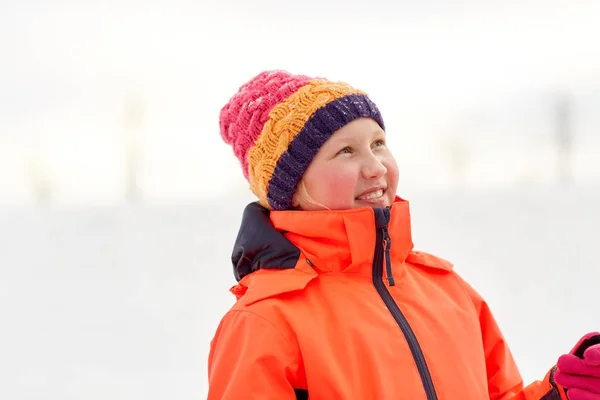 Menina feliz em roupas de inverno ao ar livre — Fotografia de Stock