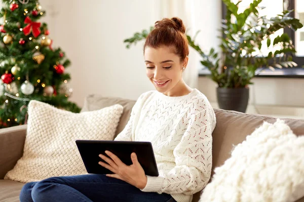 妇女与平板电脑在家里圣诞节 — 图库照片