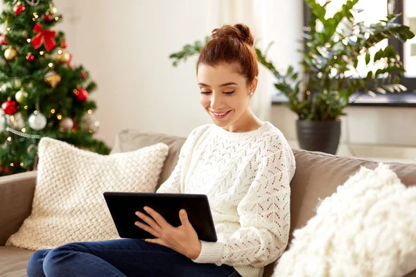 Γυναίκα με tablet pc στο σπίτι για τα Χριστούγεννα — Φωτογραφία Αρχείου