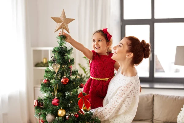 Μητέρα και κόρη στολίζουν χριστουγεννιάτικο δέντρο — Φωτογραφία Αρχείου