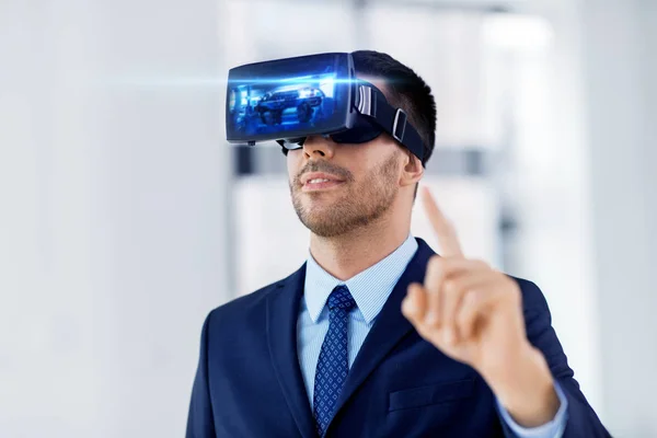 Uomo d'affari con auricolare realtà virtuale in ufficio — Foto Stock