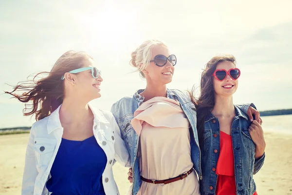 Group of smiling women in sunglasses on beach — Stock Photo, Image