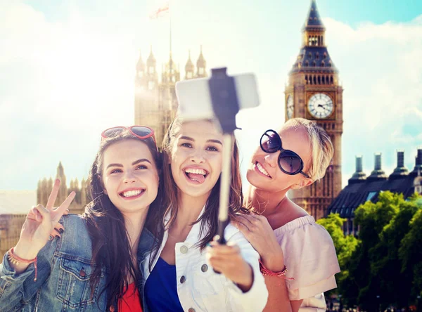 Grupo de mujeres sonrientes tomando selfie en Londres — Foto de Stock