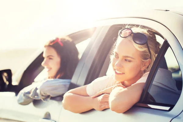 Szczęśliwy nastoletnie dziewczyny lub kobiety w samochodzie nad morzem — Zdjęcie stockowe