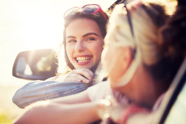 Sommerurlaub Urlaub Reise Roadtrip Und Personenkonzept Glückliche Teenager Mädchen Oder — Stockfoto