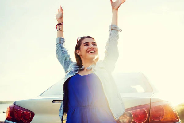 Glückliches Teenager-Mädchen oder junge Frau in der Nähe von Auto — Stockfoto