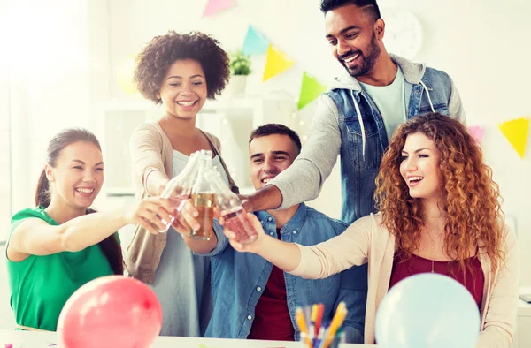 Squadra felice con bevande che festeggiano alla festa in ufficio — Foto Stock