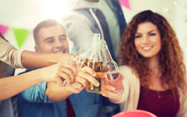 Equipe feliz com bebidas comemorando na festa do escritório — Fotografia de Stock