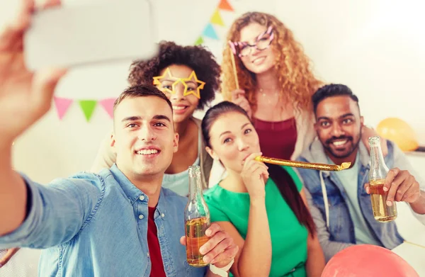 Equipe feliz tomando selfie na festa do escritório — Fotografia de Stock