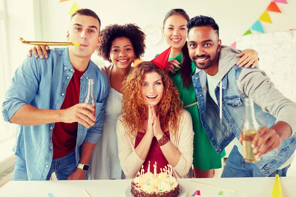 Compañeros de trabajo felices con pastel en la fiesta de cumpleaños de la oficina —  Fotos de Stock