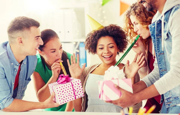 Team collega di saluto alla festa di compleanno dell'ufficio — Foto Stock