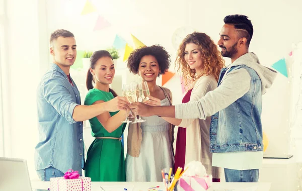 Equipe feliz com champanhe na festa de aniversário do escritório — Fotografia de Stock