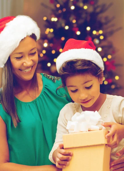 Gelukkig moeder en dochter met de gift van Kerstmis — Stockfoto
