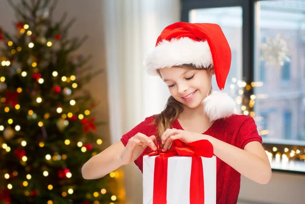 Glad tjej med julklapp hemma — Stockfoto