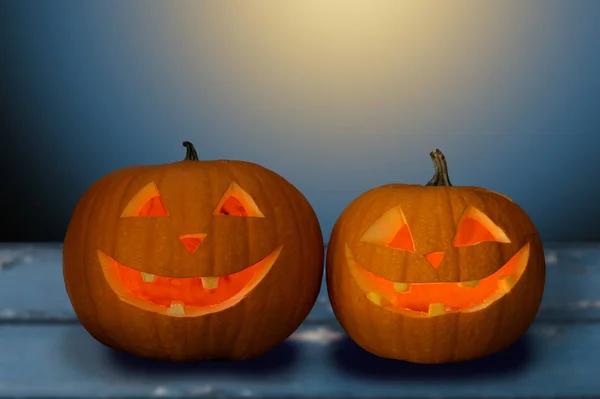 Närbild på Halloweenpumpor på bord — Stockfoto