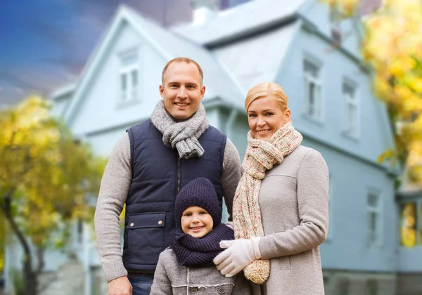 Família feliz sobre casa viva no outono — Fotografia de Stock