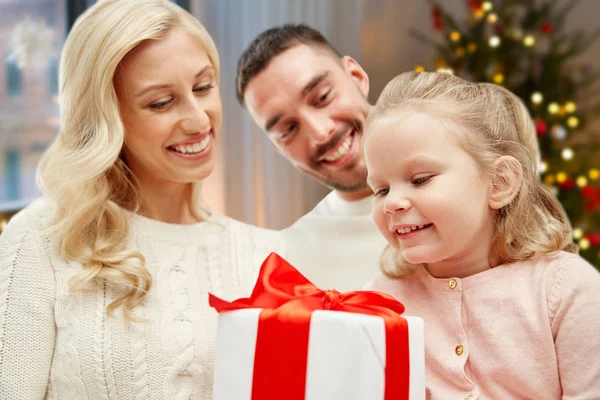 Glückliche Familie zu Hause mit Weihnachtsgeschenk — Stockfoto