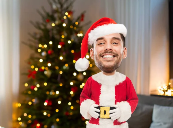 Glimlachende man in santa kleren over kerstboom — Stockfoto