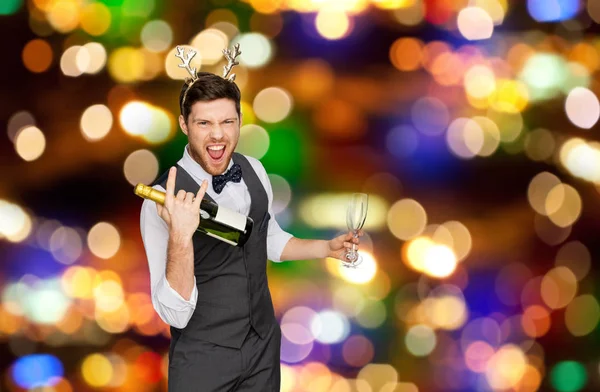 Hombre con botella de champán en la fiesta de Navidad —  Fotos de Stock
