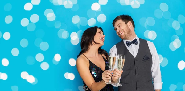 Casal feliz com taças de champanhe na festa — Fotografia de Stock