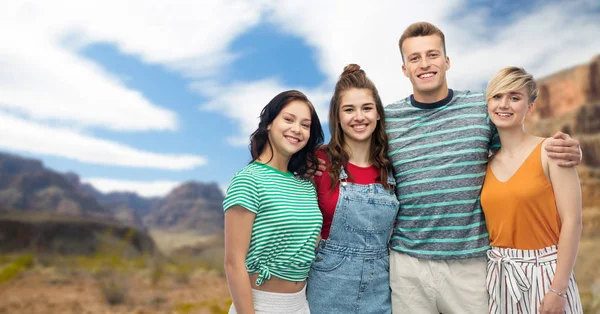 Reizen Toerisme Zomer Vakantie Concept Groep Gelukkig Lachend Vrienden Knuffelen — Stockfoto