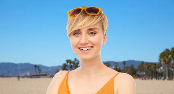 Portrait of smiling teenage girl over venice beach — Stock Photo, Image