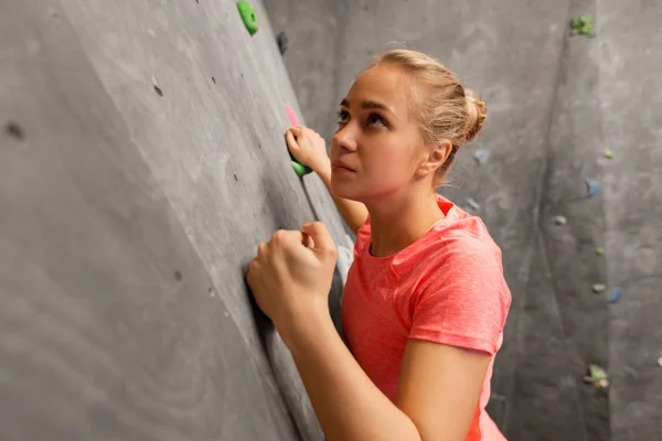 Jonge vrouw oefenen in indoor klimmen sportschool — Stockfoto