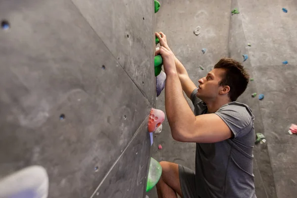 Jovem se exercitando no ginásio de escalada indoor — Fotografia de Stock