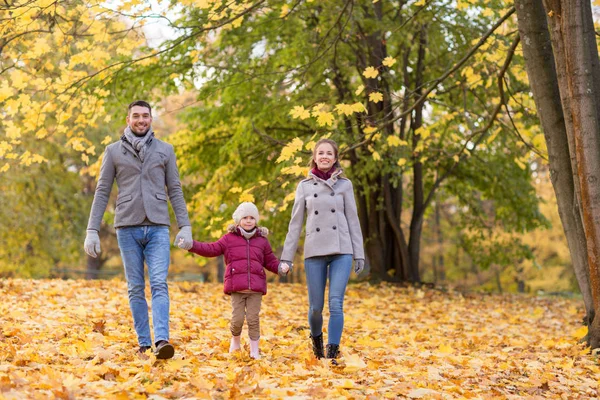 Familia feliz caminando en el parque de otoño —  Fotos de Stock