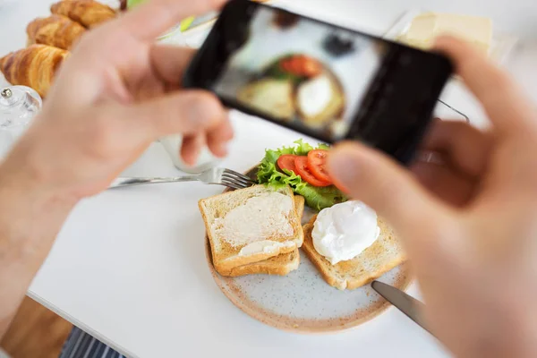 Mãos com smartphones fotografar alimentos — Fotografia de Stock